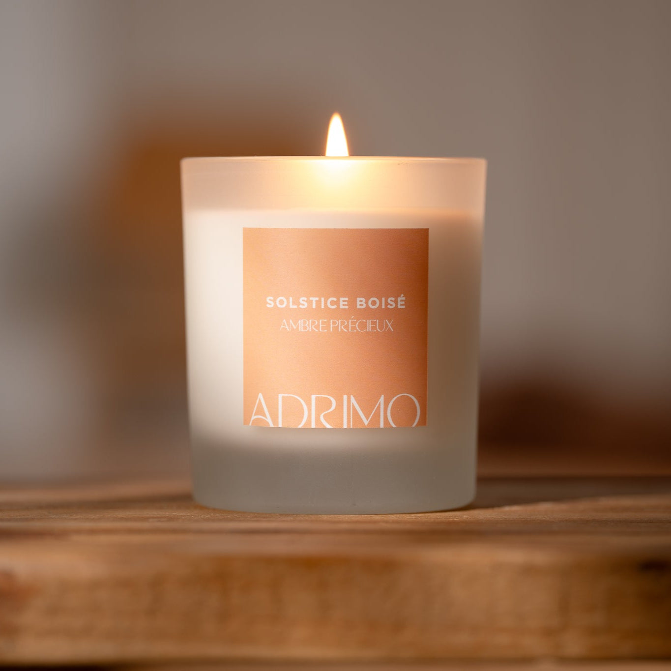Bougie parfum bois & ambre Solstice Boisé – 200 g, Adrimo Paris