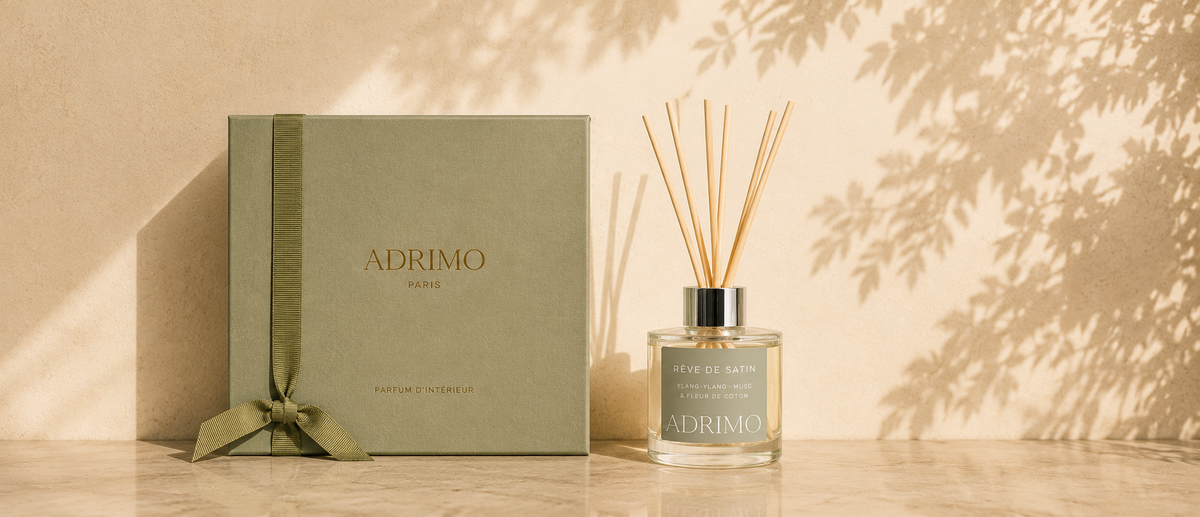 Diffuseur de parfum Rêve de Satin Adrimo Paris dans une décoration intérieure raffinée, illustrant un article consacré aux diffuseurs de parfum naturels.