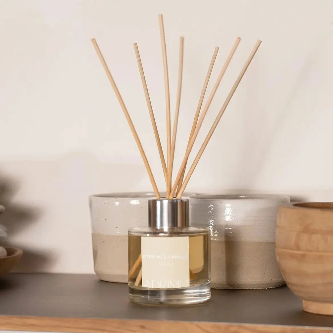 Diffuseur de parfum naturel à bâtonnets dans un intérieur élégant